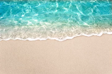 Fotobehang Zachte blauwe oceaangolf of heldere zee op schoon zandstrand zomerconcept © ohishiftl