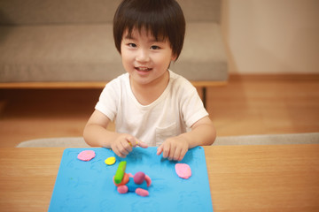 粘土で遊ぶ男の子