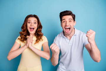 Photo of pair foxy curly lady brunet guy staring open mouth yell cheerleading wear casual t-shirts isolated blue background