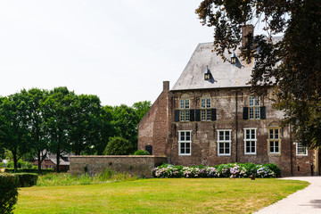 Obraz premium Castle Hernen with garden, The Netherlands