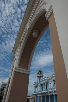Triumpfbogen und Kulturhaus in Cienfuegos