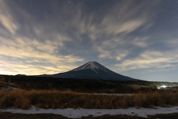 Obraz premium 日の出前の富士山