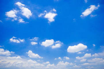 Fototapeta na wymiar tranquil with beautiful cloud and blue sky background.