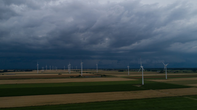 Rollwolke sammelt sich zu einem Unwetter am Himmel zusammen