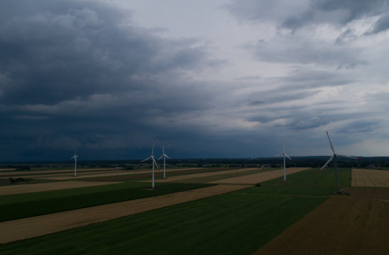 Rollwolke sammelt sich zu einem Unwetter am Himmel zusammen