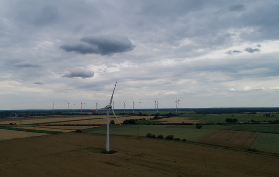 Rollwolke sammelt sich zu einem Unwetter am Himmel zusammen