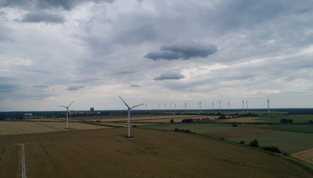Rollwolke sammelt sich zu einem Unwetter am Himmel zusammen
