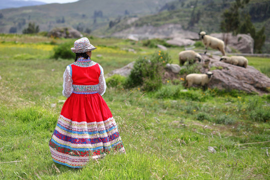 Peruanerin traditioneller Tracht in Yanque nahe Chivay, Arequipa - Peru.