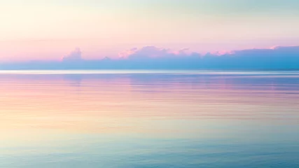 Fotobehang Lichtroze Ochtend helder zeegezicht met kleurrijke lucht. Natuurlijke zachte achtergrond. Mooi magisch roze en goud weerspiegeld in het water.
