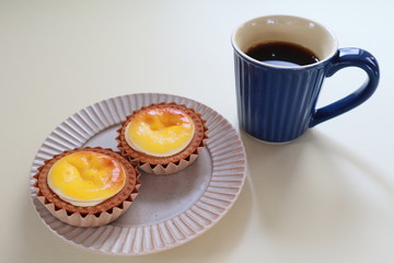 エッグタルトとブラックコーヒー