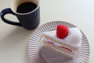苺のショートケーキとブラックコーヒー