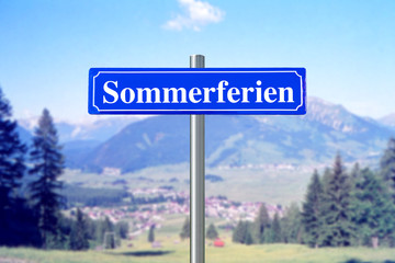 Sommerferien auf blauem Schild mit Landschaft