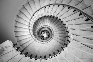Fototapety  Piękne okrągłe schody w starym domu, geometria ślimaka