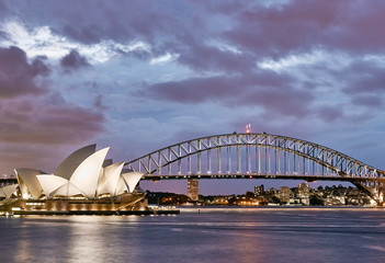 Sydney Harbour Bridge und Oper am Abend