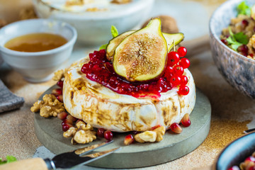 Leckerer Camembert verziert mit Feigen und Couscous.