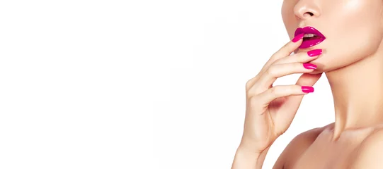 Photo sur Plexiglas Salon de manucure Belle femme avec manucure Fashion ongles rouges et lèvres maquillage lumineux. Vernis à ongles tendance avec gel laque, brillant à lèvres