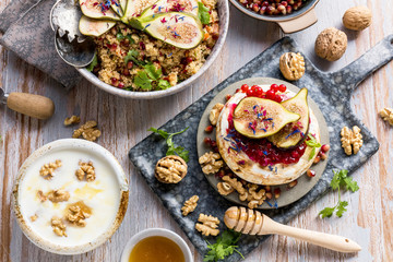 Handwerker bessert Kratzer im Parkett aus