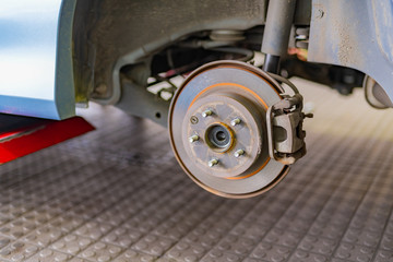 タイヤ交換　ディスクブレーキ　サスペンション　ホイールハウス © あんみつ姫