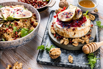 Camembert Käse mit frischen feigen wallnüssen und honig 