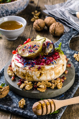 Camembert Käse mit frischen feigen wallnüssen und honig 