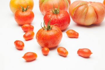 Tomates maduros, ecológios, sanos, sabrosos, preparados para ser comidos crudos, en zumos, cocinados en salsas, sopas, mermeladas, sofritos, al horno, fritos, asados en la barbacoa, escalibados, tomat