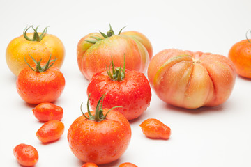 Tomates maduros, ecológios, sanos, sabrosos, preparados para ser comidos crudos, en zumos,...