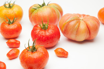 Tomates maduros, ecológios, sanos, sabrosos, preparados para ser comidos crudos, en zumos,...