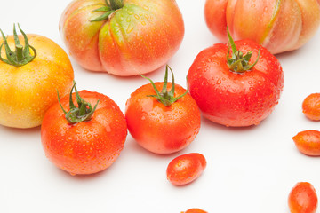 Tomates maduros, ecológios, sanos, sabrosos, preparados para ser comidos crudos, en zumos, cocinados en salsas, sopas, mermeladas, sofritos, al horno, fritos, asados en la barbacoa, escalibados, tomat