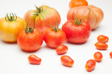 Fototapeta premium Tomates maduros, ecológios, sanos, sabrosos, preparados para ser comidos crudos, en zumos, cocinados en salsas, sopas, mermeladas, sofritos, al horno, fritos, asados en la barbacoa, escalibados, tomat