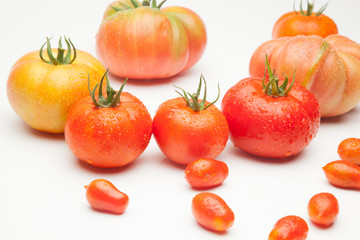 Fototapeta premium Tomates maduros, ecológios, sanos, sabrosos, preparados para ser comidos crudos, en zumos, cocinados en salsas, sopas, mermeladas, sofritos, al horno, fritos, asados en la barbacoa, escalibados, tomat