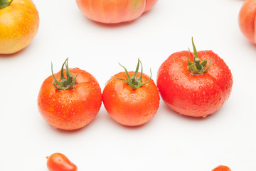 Tomates maduros, ecológios, sanos, sabrosos, preparados para ser comidos crudos, en zumos,...