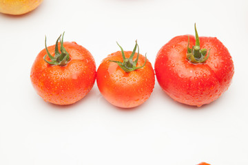 Tomates maduros, ecológios, sanos, sabrosos, preparados para ser comidos crudos, en zumos, cocinados en salsas, sopas, mermeladas, sofritos, al horno, fritos, asados en la barbacoa, escalibados, tomat