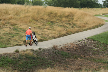 Obraz premium walking 18 holes of golf