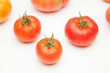 Tomates maduros, ecológios, sanos, sabrosos, preparados para ser comidos crudos, en zumos, cocinados en salsas, sopas, mermeladas, sofritos, al horno, fritos, asados en la barbacoa, escalibados, tomat