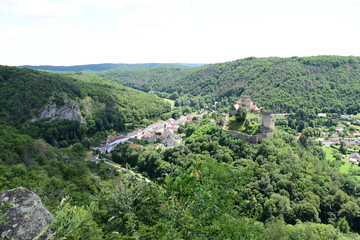 Fototapeta na wymiar Medieval town and Hardegg Castle in the Thayatal National Park seen from above.