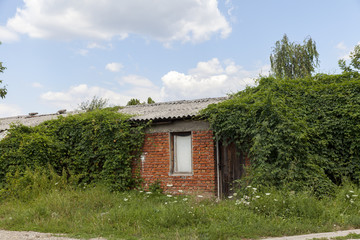 Fototapeta na wymiar Old abandoned brick house