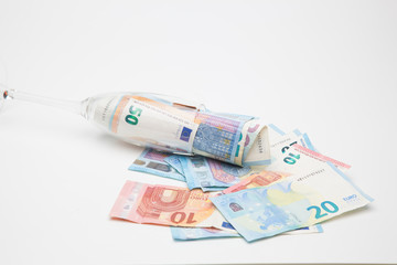 Copa de champagne, llena de billetes de dinero de curso legal. Copa de cristal llena de dinero y dinero encima de una superficie.