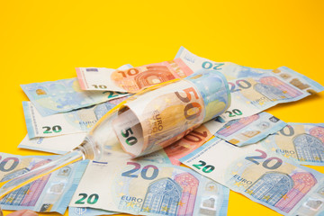 Copa de champagne, llena de billetes de dinero de curso legal. Copa de cristal llena de dinero y dinero encima de una superficie.