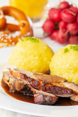bayerischer Schweinebraten mit Knödeln