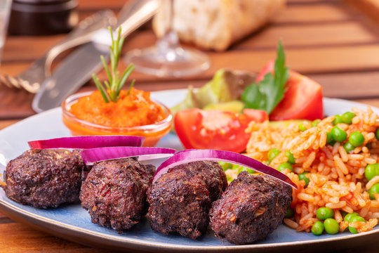 Nahaufnahme von Cevapcici mit Djuvecreis