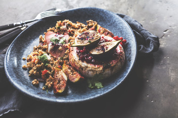 Leckerer Camembert verziert mit Feigen und Couscous.