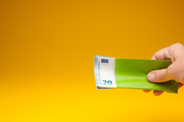 Billetes de dinero en el interior de un sobre, preparado para pagar algo, puede ser un soborno,...