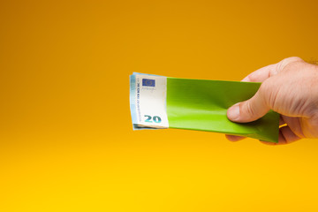 Billetes de dinero en el interior de un sobre, preparado para pagar algo, puede ser un soborno,...