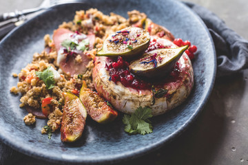 Leckerer Camembert verziert mit Feigen und Couscous.