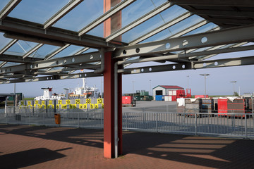 Anleger mit Fähre nach Wangerooge im Hafen von Harlesiel an der Nordseeküste - Stockfoto
