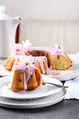 Vanilla cake with raisins.