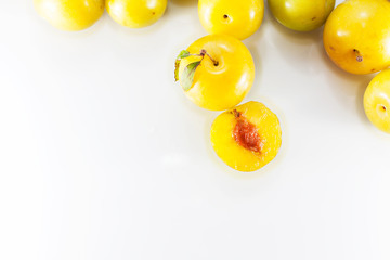 ciruela verde fondo blanco 1