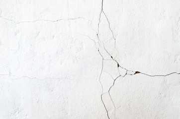 White wall pechki. The old wall of the oven cracked and clay was visible under the whitewash....