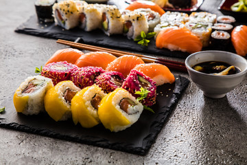 Sushi Set Sashimi und Sushirollen auf serviert Steinschiefer