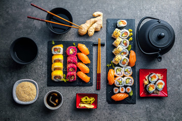 Sushi Set Sashimi und Sushirollen auf serviert Steinschiefer